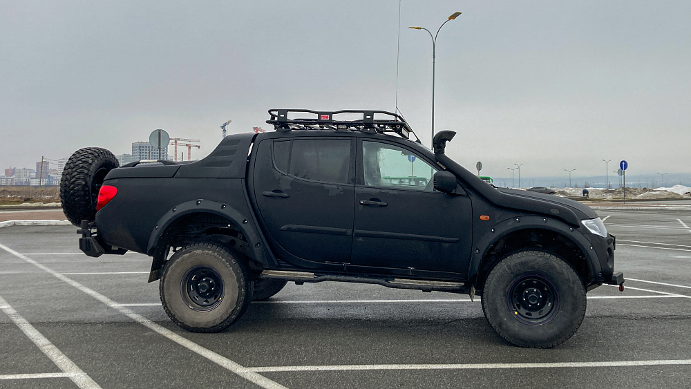 Mitsubishi L200 Triton МT 35 Black Raptor