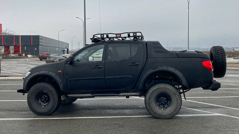 Mitsubishi L200 Triton МT 35 Black Raptor