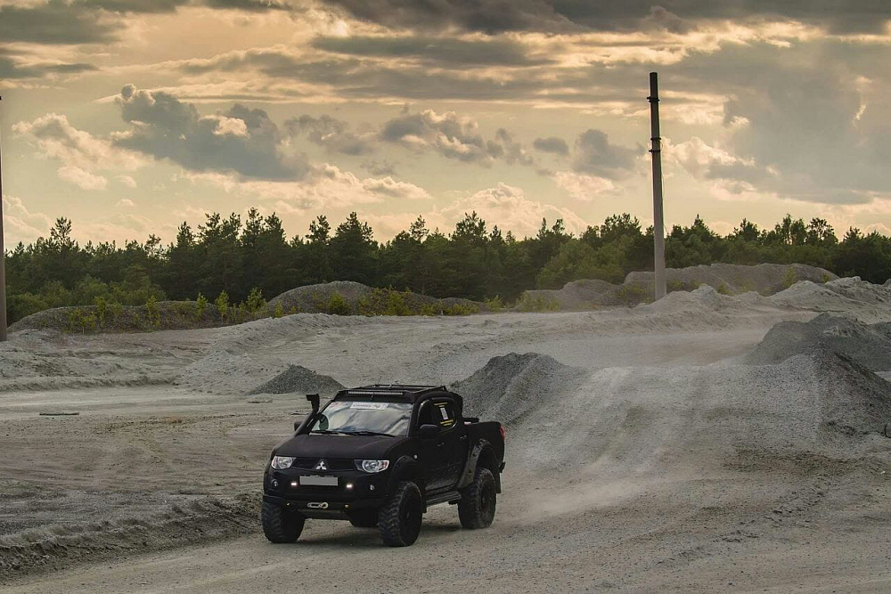 Mitsubishi L200 Triton МT 35 Black Raptor