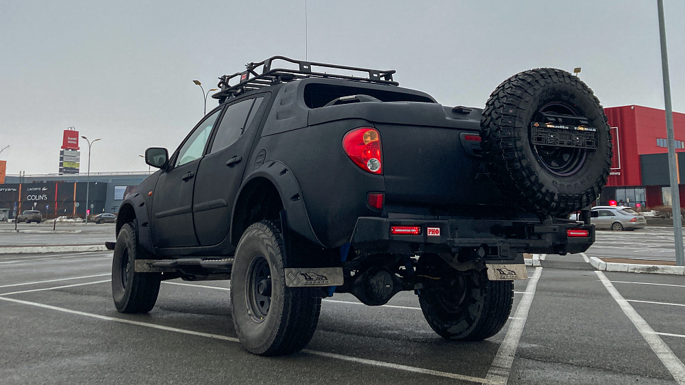 Mitsubishi L200 Triton МT 35 Black Raptor