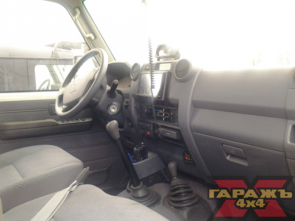 Toyota Land Cruiser 76 XT 38