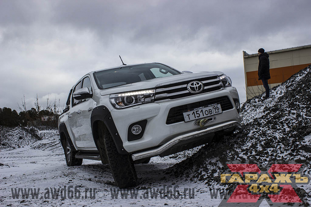 Toyota HiLux REVO AT 32 LT