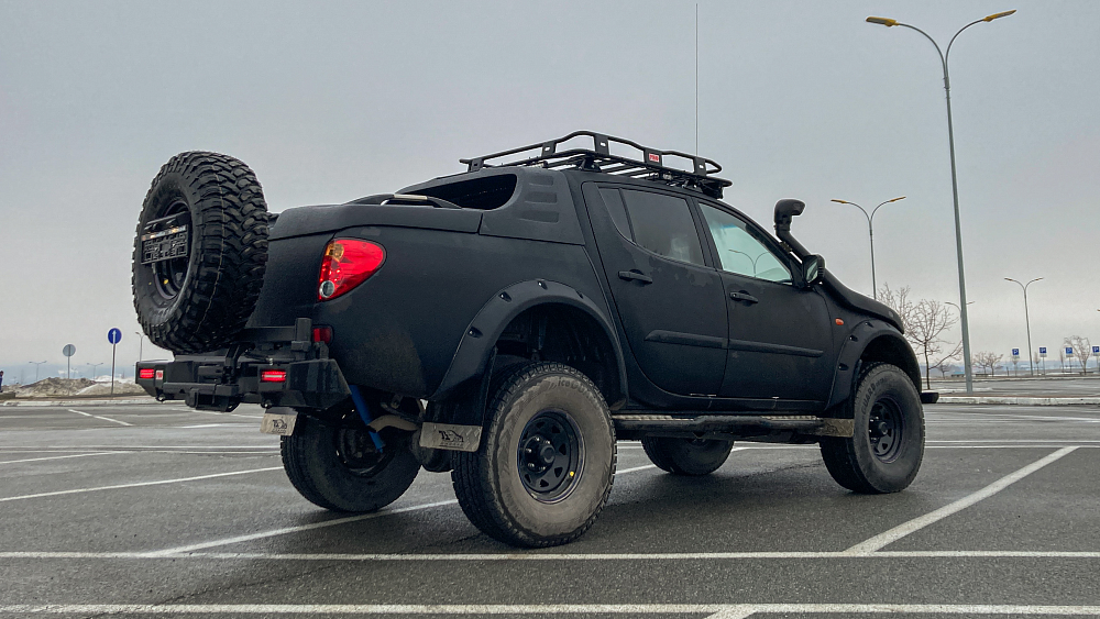 Mitsubishi L200 Triton МT 35 Black Raptor
