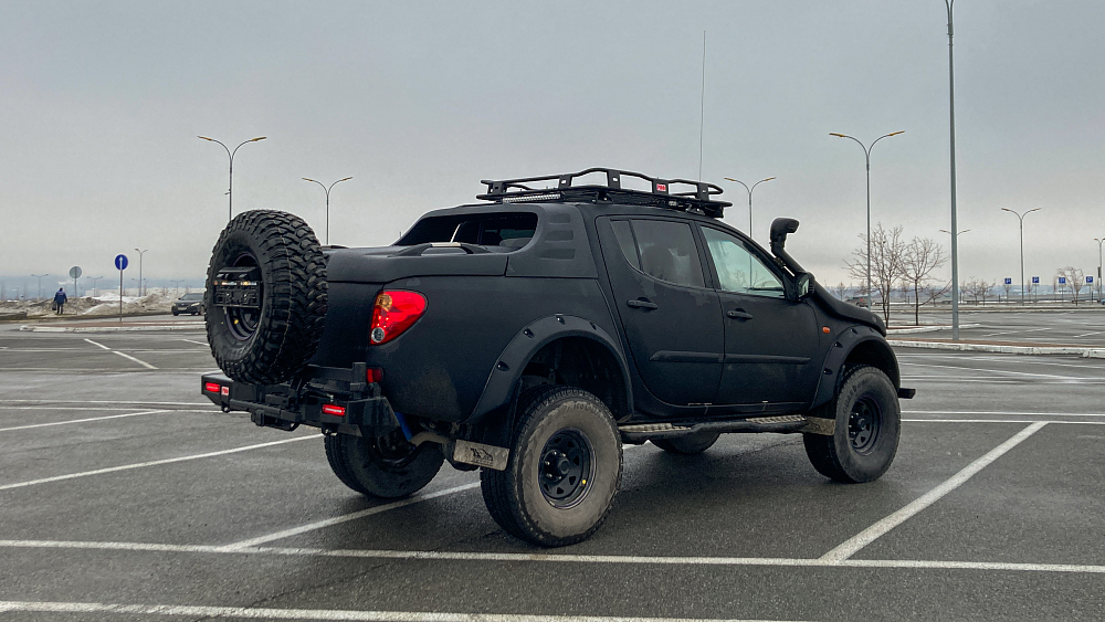 Mitsubishi L200 Triton МT 35 Black Raptor