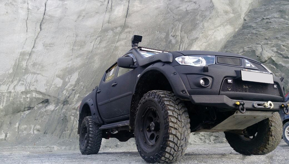 Mitsubishi L200 Triton МT 35 Black Raptor